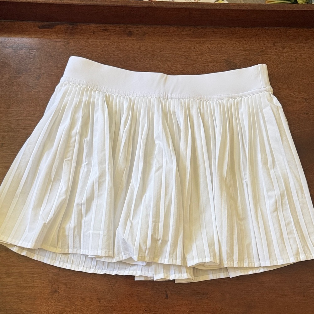 Lululemon tennis skirt size 6. No signs of wear. Built in shorts with pockets.